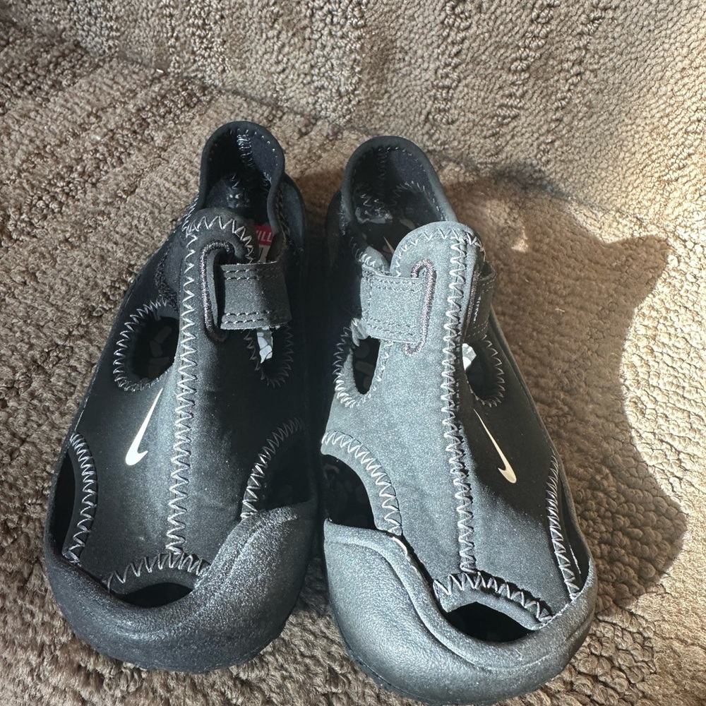 Nike Kids' Black Water-Friendly Sandals size 10